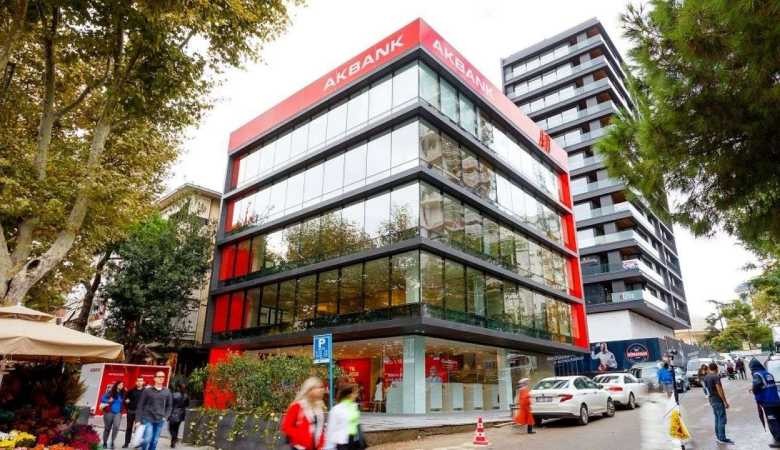 Akbank peş peşe şube kapattı; maaşını taşıyan emekliler isyan etti