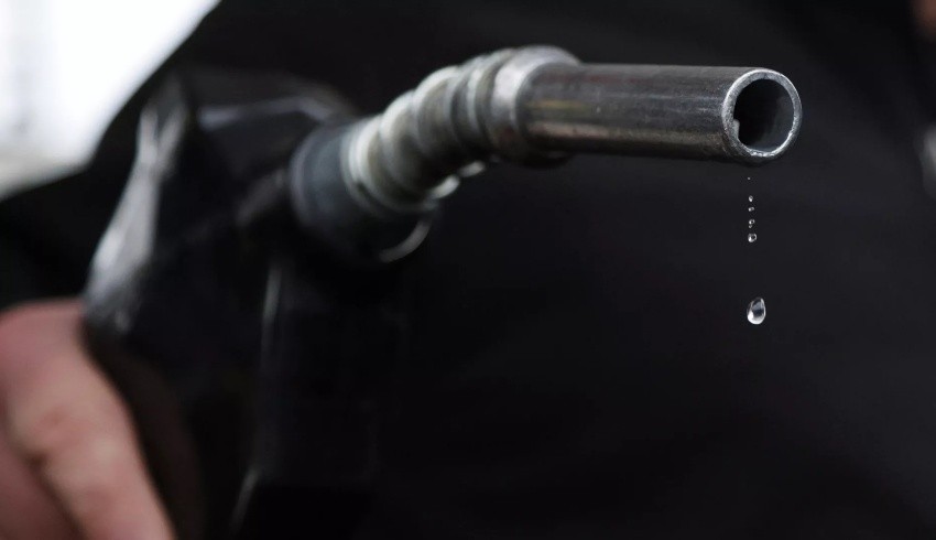 Benzine indirim beklenirken zam geldi