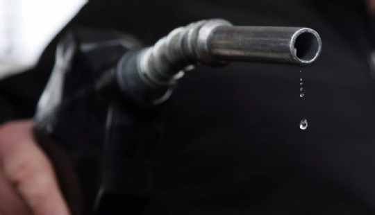 Benzine indirim beklenirken zam geldi