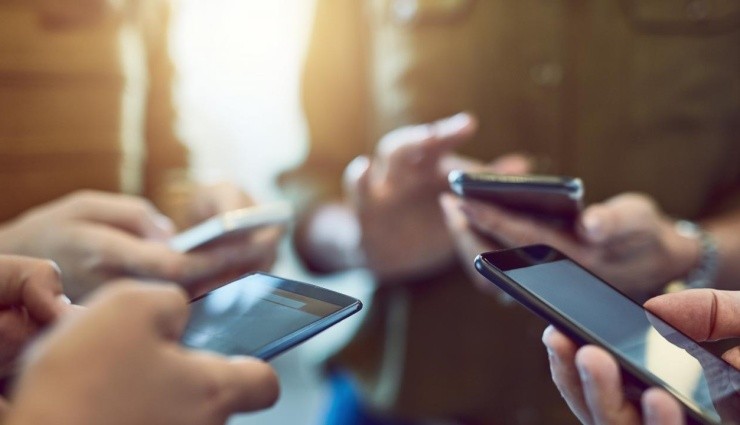 İthal cep telefonlarına gümrük zammı iptal edildi