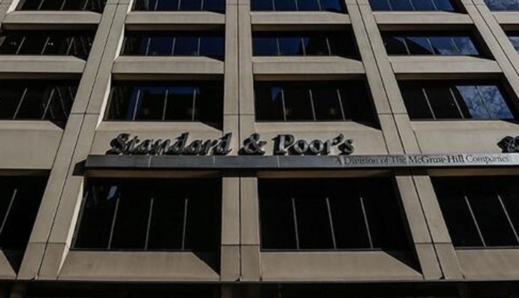 S&P, Türkiye'nin kredi notunu 'durağan'dan 'negatif'e çevirdi