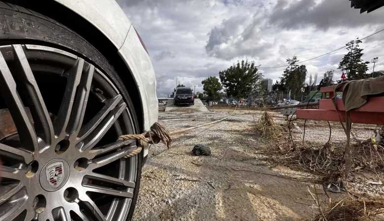 Milyonluk Porsche'yi sele kapılmasın diye ağaca bağladı